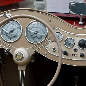 Steering wheel and curved dashboard of a MG TD MK II convertible