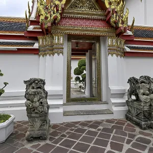 Stone statues of Chinese warriors