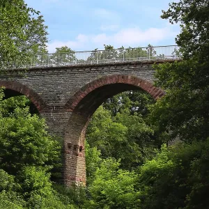 Puente de piedra escondido entre árboles densamente arbolados cerca de Eichelberg. Puente de piedra escondido entre árboles densamente arbolados cerca de Eichelberg.