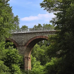 Puente de piedra cruza paisaje verde y arbolado cerca de Eichelberg. Puente de piedra cruza paisaje verde y arbolado cerca de Eichelberg.