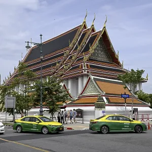 Street scene in front of Wat Pho