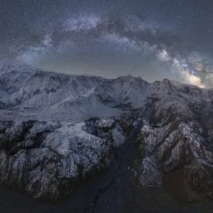 Vue impressionnante des montagnes islandaises recouvertes de neige.