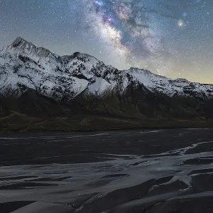 Vue époustouflante de la Voie lactée illuminant un paysage glacial paisible en Islande