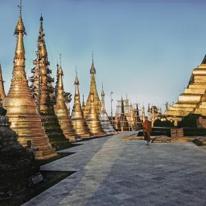 Stupas et moine sur les marches supérieures de la Pagode Shwedagon