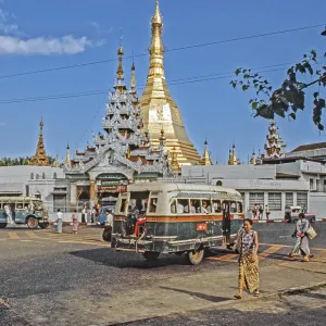 La Pagode Sule et les anciens autobus, Rangoon.
