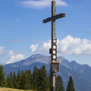 Summit cross on the Breitenberg with a view of the Schafberg