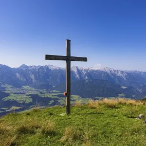 Summit cross on the Einberg with a view of the Lammertal and Tennengebirge mountains