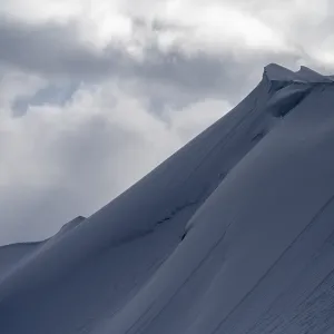 Summit cross of the Hoeferspitze with covered summit ridge