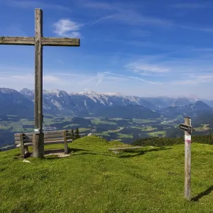 Summit cross on the Taborberg with a view of the Lammertal and Tennengebirge mountains