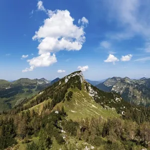 At the summit of Hochbuehel with a view of Hochwieskopf and Egelseehoerndl