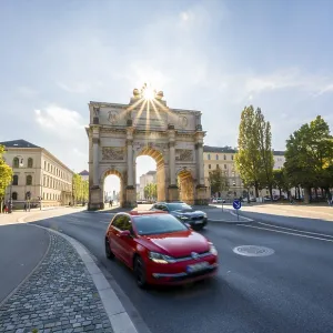 Sun Star, Siegestor, Car drives along Leopoldstrasse Sun Star, Siegestor, Car drives along Leopoldstrasse