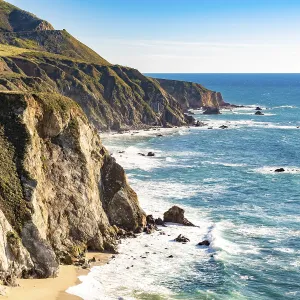 Paisaje de día soleado de las montañas costeras dramáticas en Big Sur.
