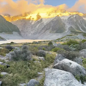 Sunrise on the Hooker Valley Track hiking trail Sunrise on the Hooker Valley Track hiking trail