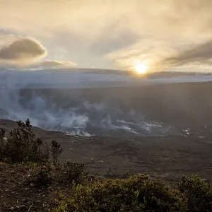 Sunset behind volcano Mauna Loa Sunset behind volcano Mauna Loa