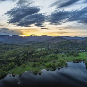 Puesta de sol sobre el lago Windermere desde un dron. Puesta de sol sobre el lago Windermere desde un dron.