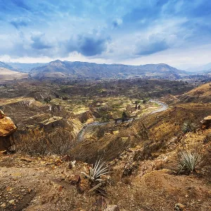 Terraza con montaña y río bajo un sol radiante en Perú. Terraza con montaña y río bajo un sol radiante en Perú.