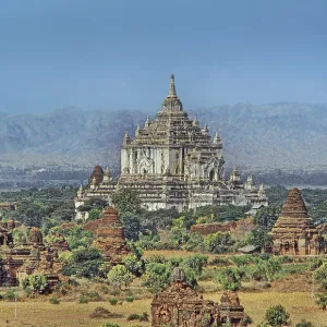 Thatbyinnyu Temple and many small temples Thatbyinnyu Temple and many small temples