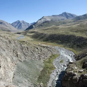 Tibetan Buddhism, valley wtih mountain river