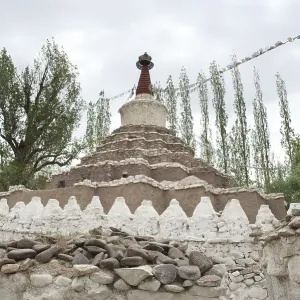 Tibetan Buddhism, many white chorten