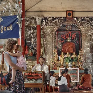 Un Touriste et un Croyant Devant une Statue du Bouddha, Pagode Sule, Rangoon, Yangon, Birmanie, Myanmar, Asie 1982