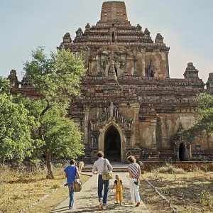 Tourists in front of Sulamani Temple Tourists in front of Sulamani Temple