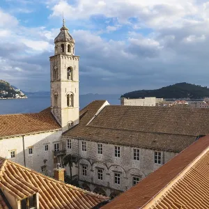 Torre y patio del Monasterio Dominicano en Dubrovnik con vista al mar, Croacia