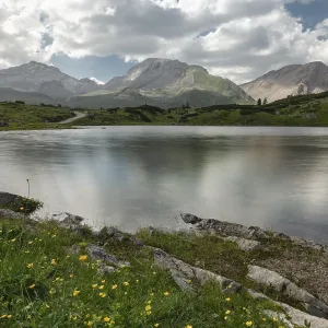 Vue paisible du lac entourée de montagnes.