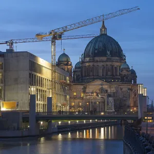 Twilight at the Spree river with view to the Berliner Dom Cathedral through construction site