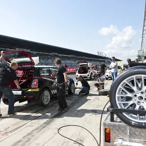 Tyre change, race of the Mini Coopers
