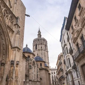 La catedral de Valencia con su torre del Miguelete dominando el skyline.
