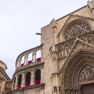 La Puerta de los Apóstoles y la rosca de la catedral de Valencia, España.