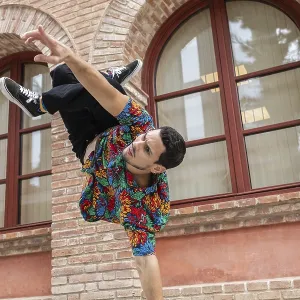 Une danseuse cubaine vibrante exécute un mouvement impressionnant face à un arrière-plan historique de briques. Une danseuse cubaine vibrante exécute un mouvement impressionnant face à un arrière-plan historique de briques.