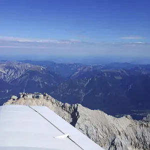 Vue depuis l'aile d'un avion de la paysage alpin impressionnant autour du Zugspitze Vue depuis l'aile d'un avion de la paysage alpin impressionnant autour du Zugspitze, Zugspitze, Bavière, Allemagne