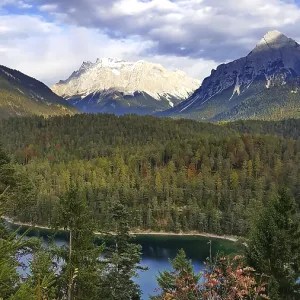 Vue du lac Blindsee et de la Zugspitze depuis le col Fern, Garmisch-Partenkirchen, Bavière, Allemagne