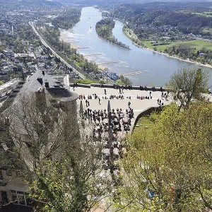 View from Drachenfels to the viewing platform with visitors and the Rhine