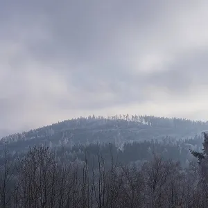 Montañas boscosas en invierno, Polonia Montañas boscosas en invierno, Polonia