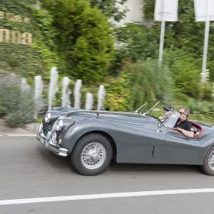Side view of the grey Jaguar E-Type XK 140 Le Mans with starting number 42