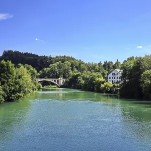 Vista de un puente ferroviario histórico sobre un río en entornos boscosos. Vista de un puente ferroviario histórico sobre un río en entornos boscosos.
