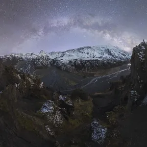 Vue des sommets islandais sous une nuit étoilée.
