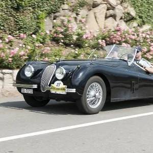 Side view of the Jaguar XK 120 OTS with start number 28