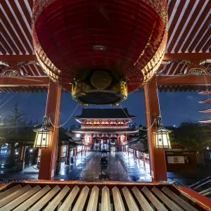 View from the main hall with a huge red lantern to the illuminated Hozomon Schazkammer Gate of Asakusa