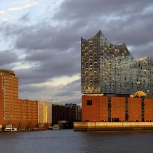 View over the Norderelbe to the Elbe Philharmonic Hall