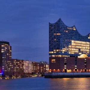 View over the Norderelbe to Elbe Philharmonic Hall