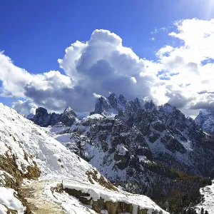 Vue des Trois Pics sous le soleil avec nuages et sentier de montagne en arrière-plan, Dolomites, Haut-Adige, Italie