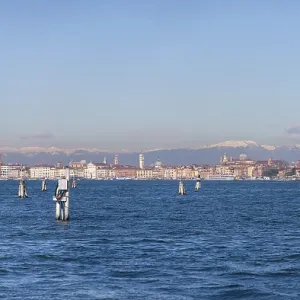 Paisaje panorámico de Venecia desde el Lido con picos alpinos nevados en el fondo Paisaje panorámico de Venecia desde el Lido con picos alpinos nevados en el fondo