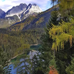 Vue de la Zugspitze et du lac Blindsee depuis le col Fern, Garmisch-Partenkirchen, Bavière, Allemagne