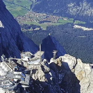 Vue depuis le haut de la Zugspitze avec un village et des champs verts en arrière-plan, Zugspitze, Bavière, Allemagne