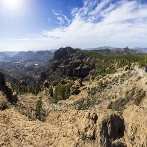 Viewpoint at the summit of Pico de las Nieves with a view of the Caldera de Tirajana valley Viewpoint at the summit of Pico de las Nieves with a view of the Caldera de Tirajana valley