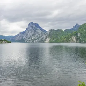 The village of Traunkirchen with the Johannesberg Chapel on Lake Traunsee