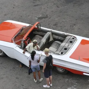 Vintage car, Central Plaza, Havana